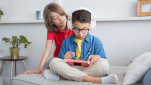 niño con auriculares y tablet